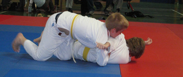 Učenje osnov juda, vadba pa se kmalu prevesi v trening zahtevnejših tehnik in tudi judo borb ... Preberi več!
